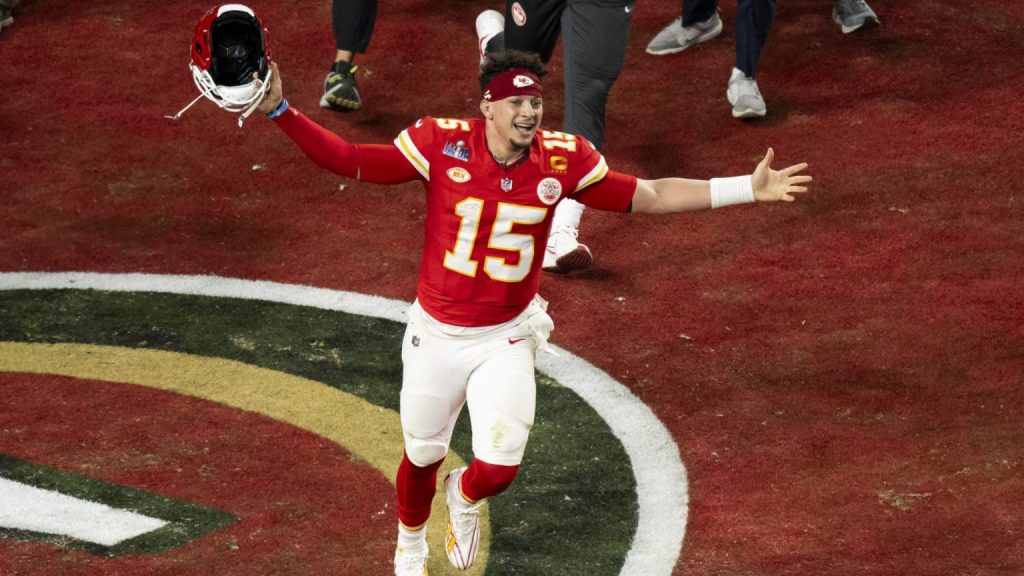 Mahomes rallies Chiefs to...