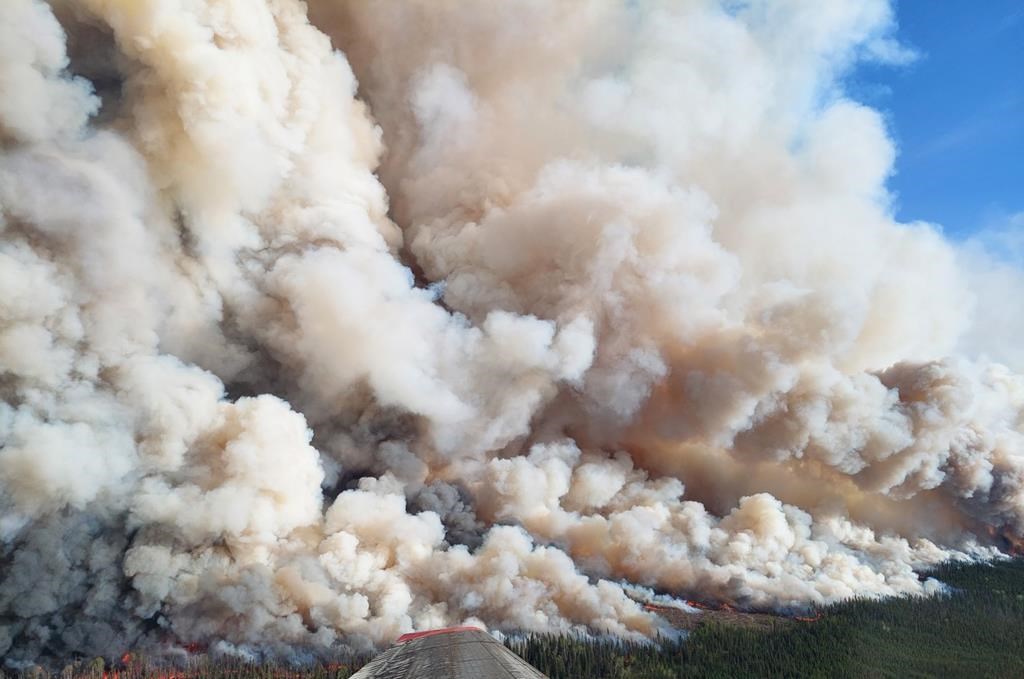 Fire officials worry wind could push wildfire into B.C. town today